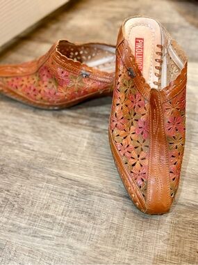 PIKOLINOS Leather Floral Cutout Slip-On Mules in Brown with Pink Accents